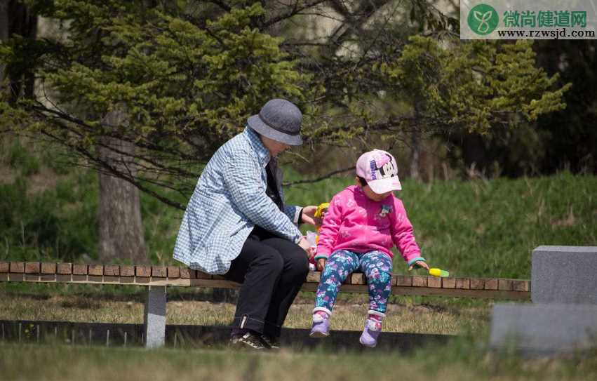 孩子一直是老人带爸爸妈妈管