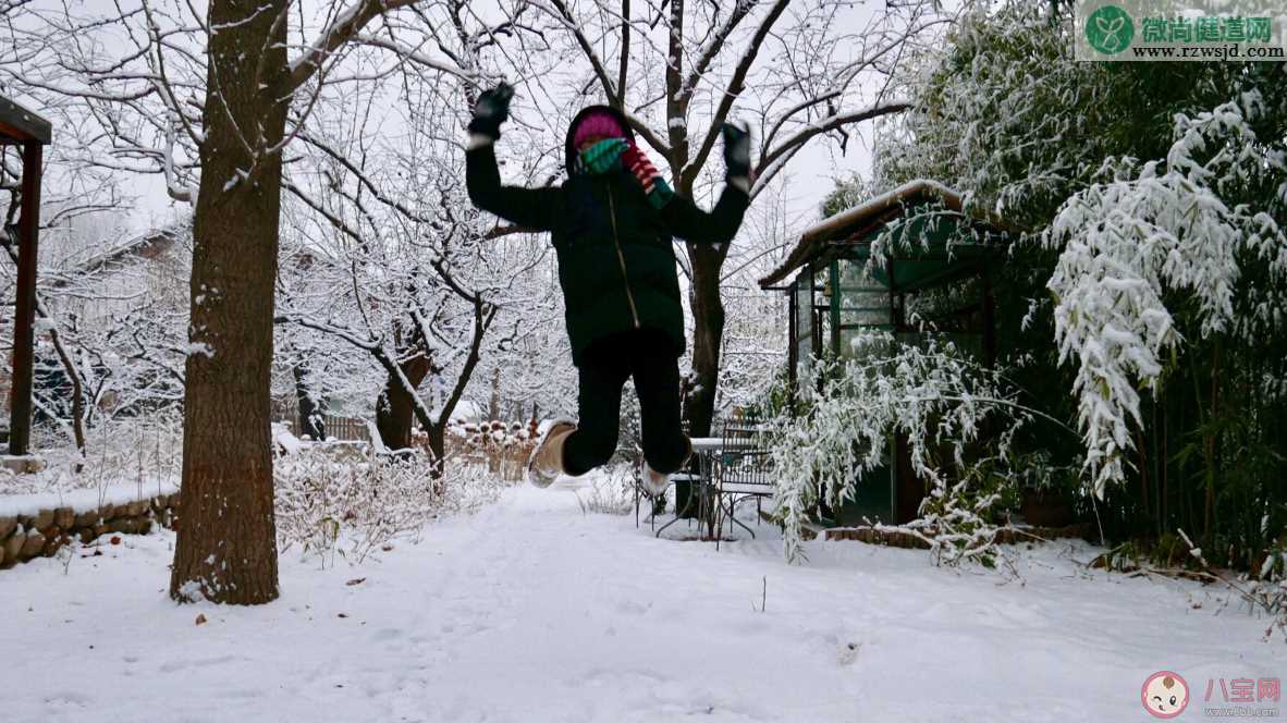 陪孩子玩雪的句子说说 跟孩子一起玩雪的说说朋友圈