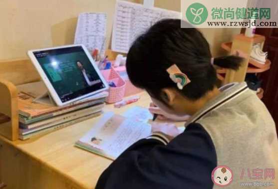 学生穿校服老师着正装上网课是怎么回事 学生穿校服老师着正装上网课怎么看