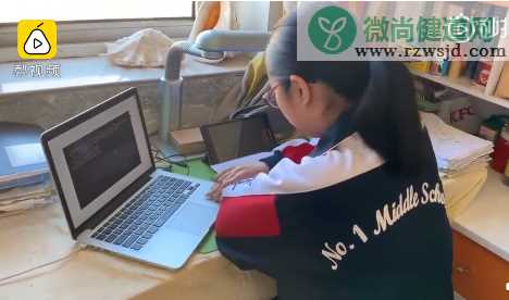 学生该不该穿校服上网课 学生应该穿校服上网课吗