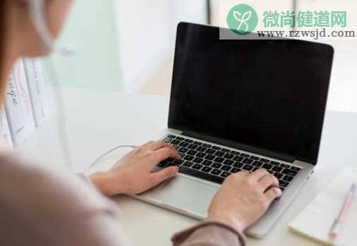 在学校和上网课的作业量有哪些区别 在学校和上网课的不同