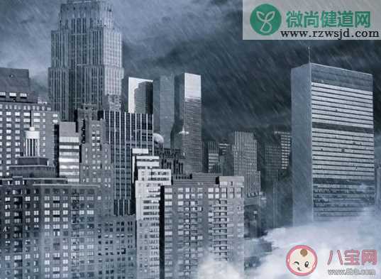 突然下暴雨的心情感言句子 突然暴雨天给人的感受说