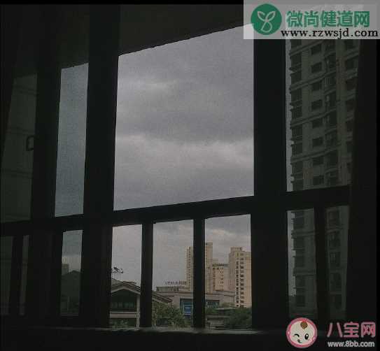 半夜打雷下雨睡不着的心情说说大全 晚上下雨打雷的