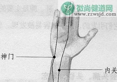 宝宝发烧惊厥怎么办   发烧惊厥护理方法