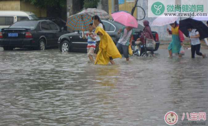 下暴雨小孩要注意什么 下雨