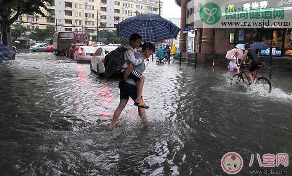 下暴雨小孩要注意什么 下雨天带宝宝外出注意事项大全