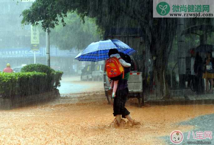 下暴雨小孩要注意什么 下雨天带宝宝外出注意事项大全