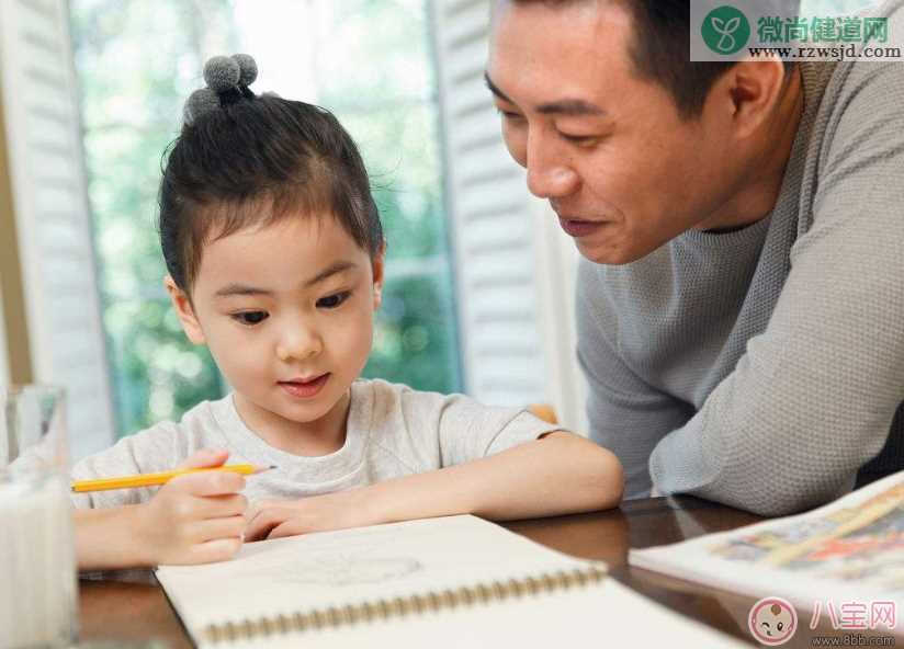 一年级小孩放学后家长应该做什么 小孩放学家长怎么辅导孩子学习