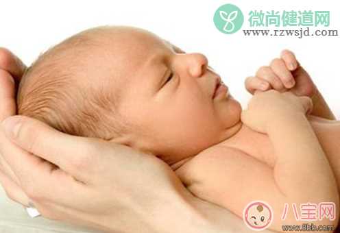 新生儿什么时候能看见东西 新生儿多久会认识妈妈