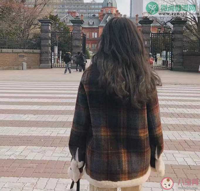 女孩子爱买新衣服的原因是什