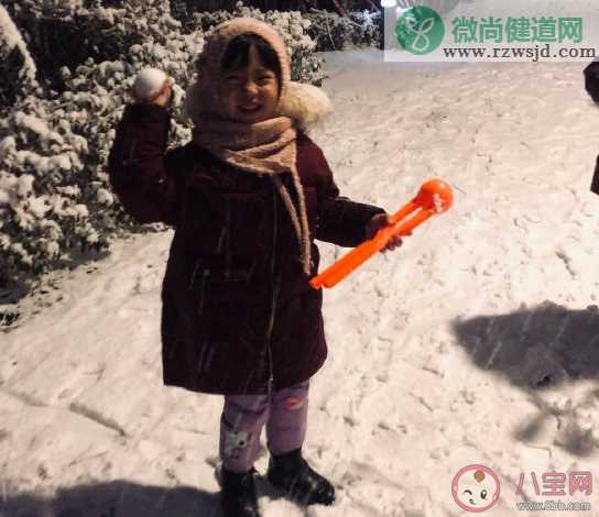 2019陪孩子堆雪人发朋友圈心情说说 微信晒陪孩子堆雪人的心得