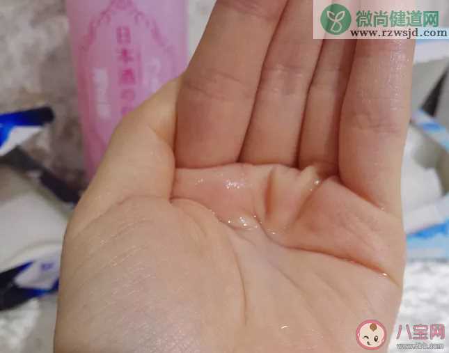 化妆水和爽肤水怎么使用效果会更好 用手拍还是化妆棉更好吸收