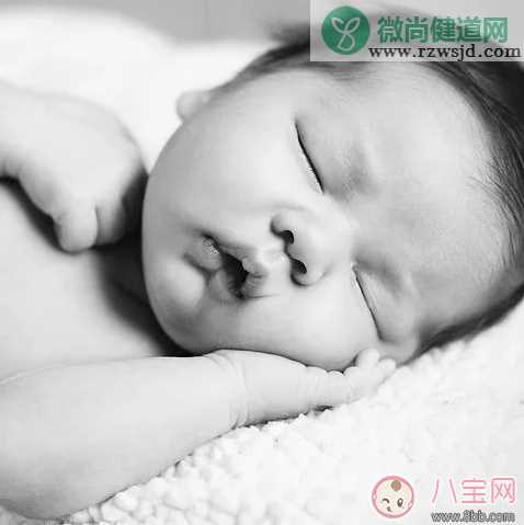 孩子突然从床上掉下来怎么办 孩子从床上掉下来应急措施