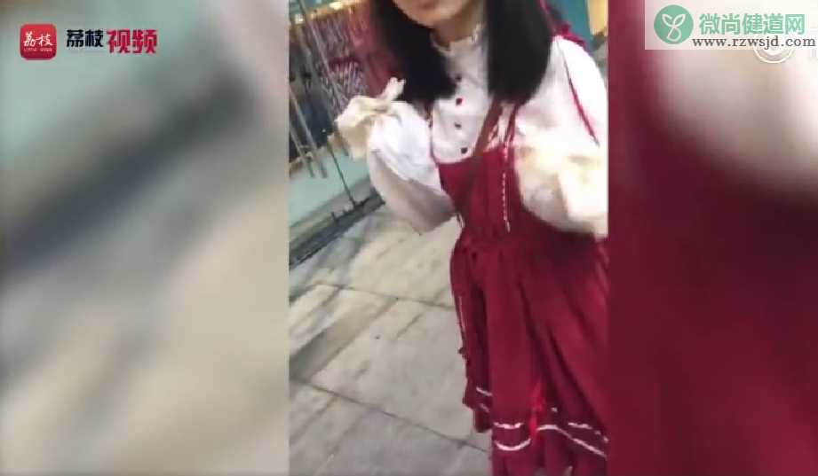 女生穿山寨lolita裙被辱骂是