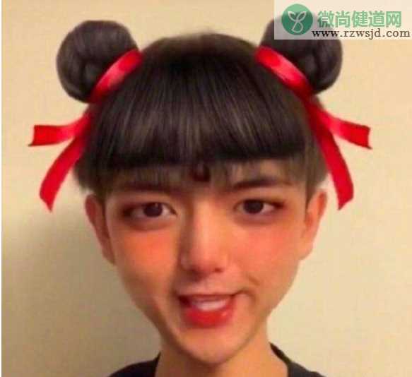 李现和杨紫一起拍杂志 童颜夫妇再次合体