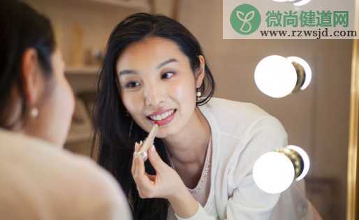 女生素颜约会是什么心态 女生约会素颜说明什么