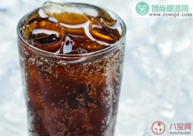 经常喝碳酸饮料会加深近视吗 吃胡萝卜可以预防近视吗