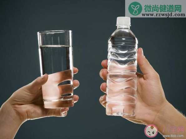 一新冠患者因过量饮水导致水中毒是怎么回事 水中毒的症状有哪些