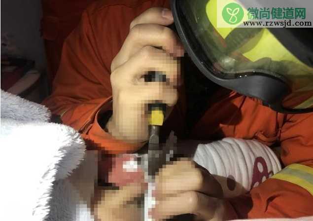 睡袋拉链卡住男童下体是怎么回事 被睡袋拉链卡住下体的男童怎么样了