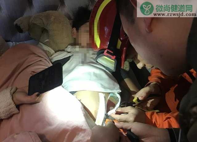 睡袋拉链卡住男童下体是怎么回事 被睡袋拉链卡住下体的男童怎么样了