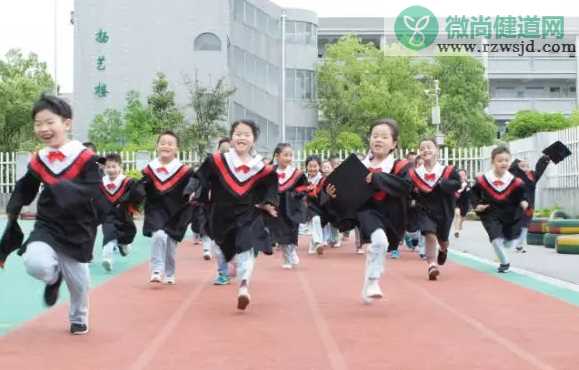 2019幼儿园毕业典礼邀请函 幼儿园大班毕业邀请函