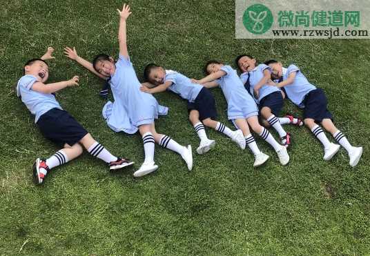 2019幼儿园毕业典礼邀请函 幼儿园大班毕业邀请函