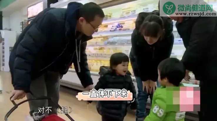 孩子生气会自虐怎么办 孩子生气打自己爸爸妈妈怎么做好