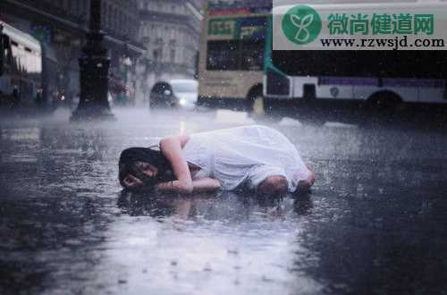 下雨天想念一个人的朋友圈说说 下雨天想念一个人的