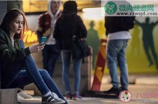 睡前玩手机增加抑郁风险是真的吗 如何控制预防抑郁症的发生