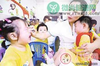 孩子死活不愿意去幼儿园怎么办 不同的情况怎么安抚孩子去幼儿园