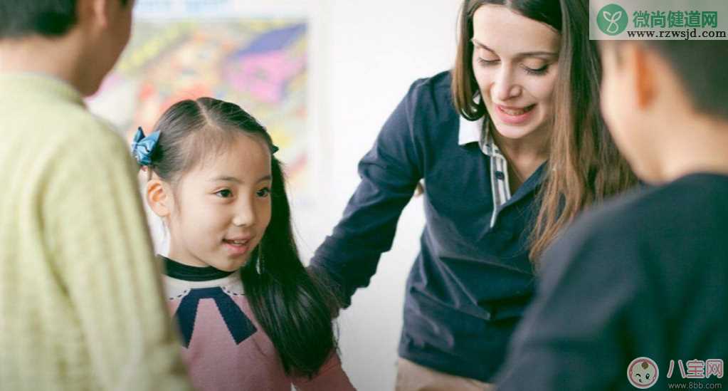 孩子抢大人的手机不听话的原因是什么 怎么设身处地的知道孩子的想法