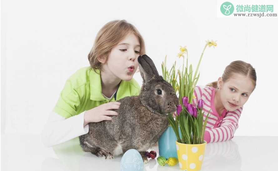 被调皮孩子逗笑的心情说说 形容孩子调皮搞笑的话感慨说说 