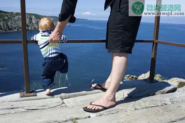 孩子在外面玩的时候喜欢掀衣服怎么办 孩子喜欢掀衣服怎么纠正2018