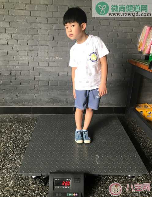 小鱼儿称体重当场发飙 孩子体重多少算正常