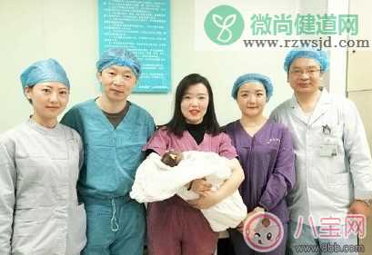 女医生跪姿守护患婴做手术怎么回事 云南女医生杨婧莹个人资料照片