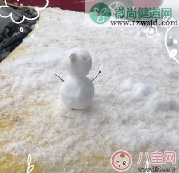 带孩子玩雪发朋友圈句子 宝宝第一次玩雪的心情说说