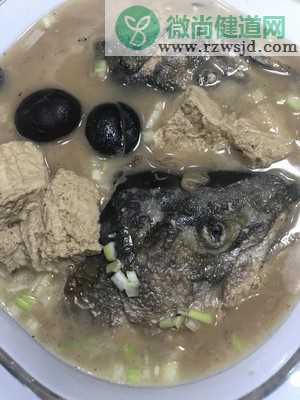 三文鱼头炖冻豆腐