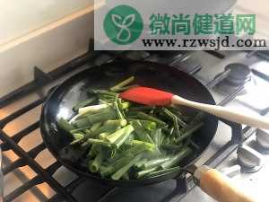 小粥厨房全家都爱的百搭葱烤排骨烧蛋