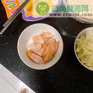 鸡蛋火腿虾青菜随便炒面的热菜家常菜