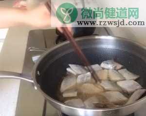 绝不粘锅的香煎糖醋带鱼