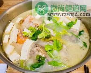 乳色高汤鱼头炖豆腐