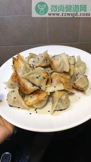 煎饺子