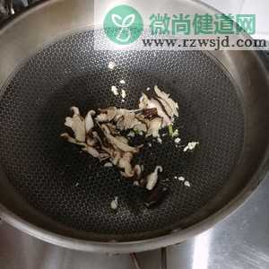 健身菜单香菇西兰花炒鸡胸肉