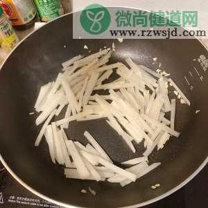 萝卜猪肉丸炒面