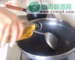 绝不粘锅的香煎糖醋带鱼的热