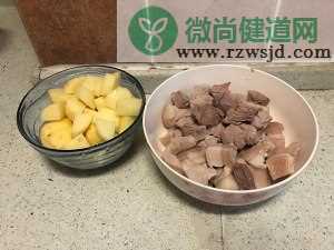 土豆烧肉盖浇饭的热菜家常菜