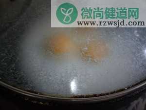 极简辣白菜炒饭溏心蛋，甜辣原汁好滋味