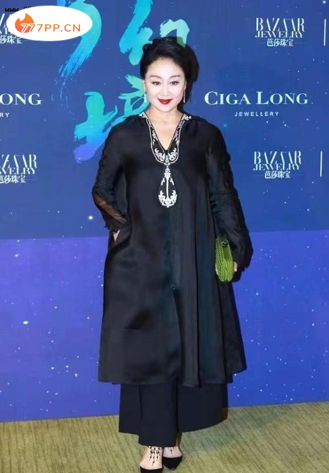 57岁的王姬与女儿同框，黑色国风长袍优雅大气，而女儿一点不输阵