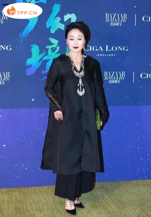 57岁的王姬与女儿同框，黑色国风长袍优雅大气，而女儿一点不输阵