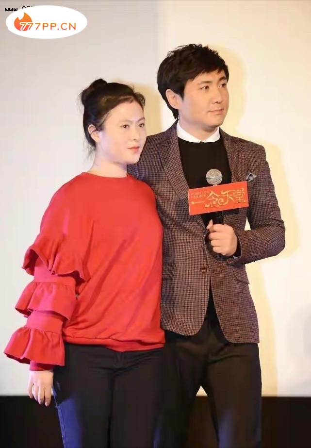 沈腾老婆长得不美但有福相，穿红衣黑裤扎丸子头，40多岁状态很好